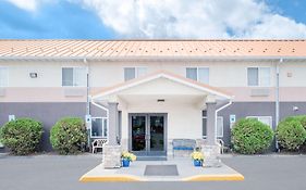 Days Inn & Suites By Wyndham Fargo 19Th Ave/Airport Dome